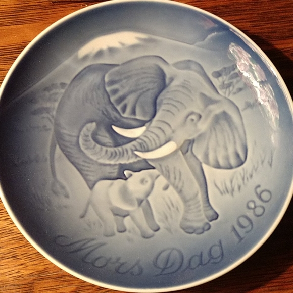 Bing & Grondahl Momma Elephant with baby 🐘 - Picture 1 of 5